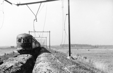 160671 Afbeelding van tijdens (en na) de oorlog zwaar beschadigde diesel-mechanische treinstellen omBC en ...